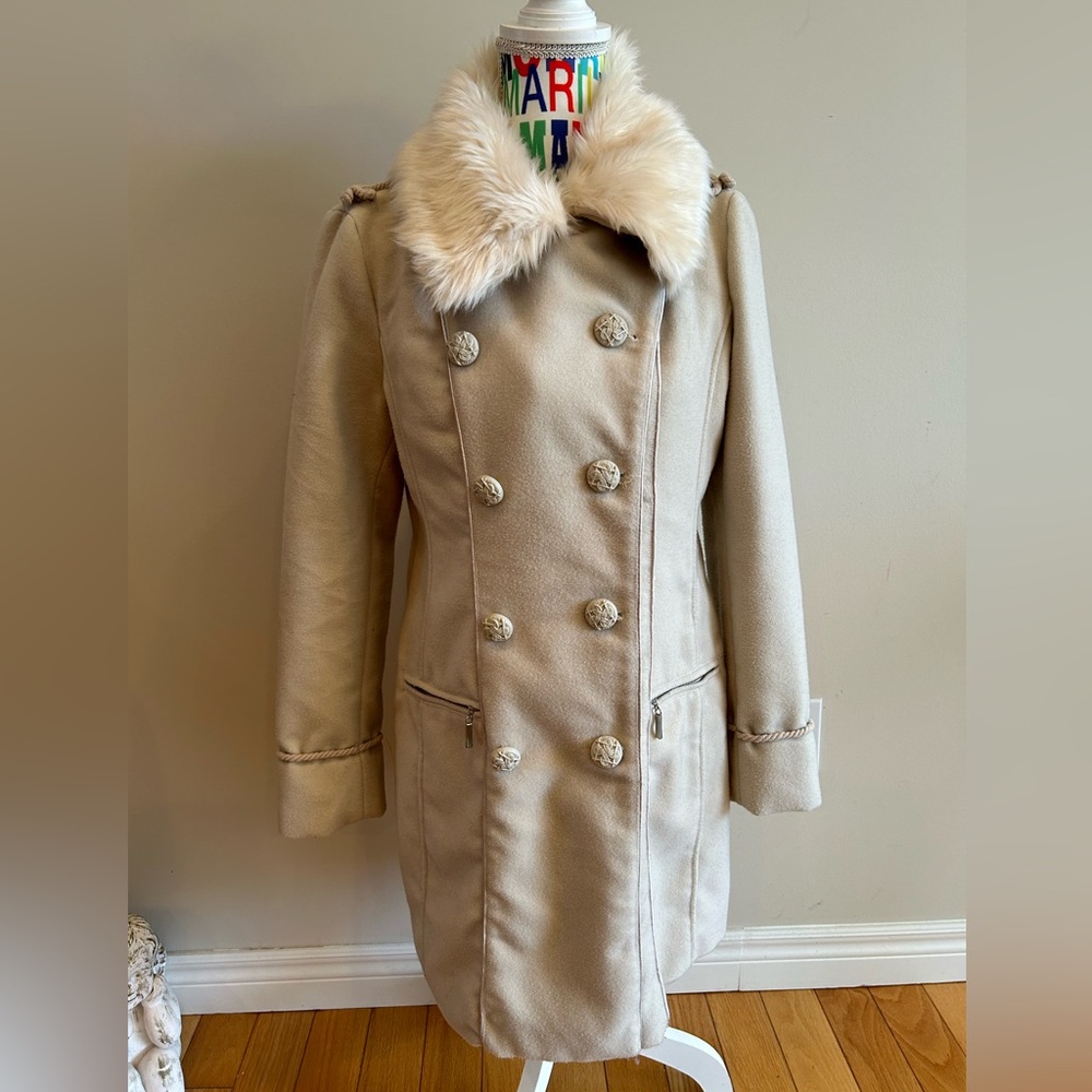 SMEG cream winter coat. Removable faux fur collar. Excellent condition.